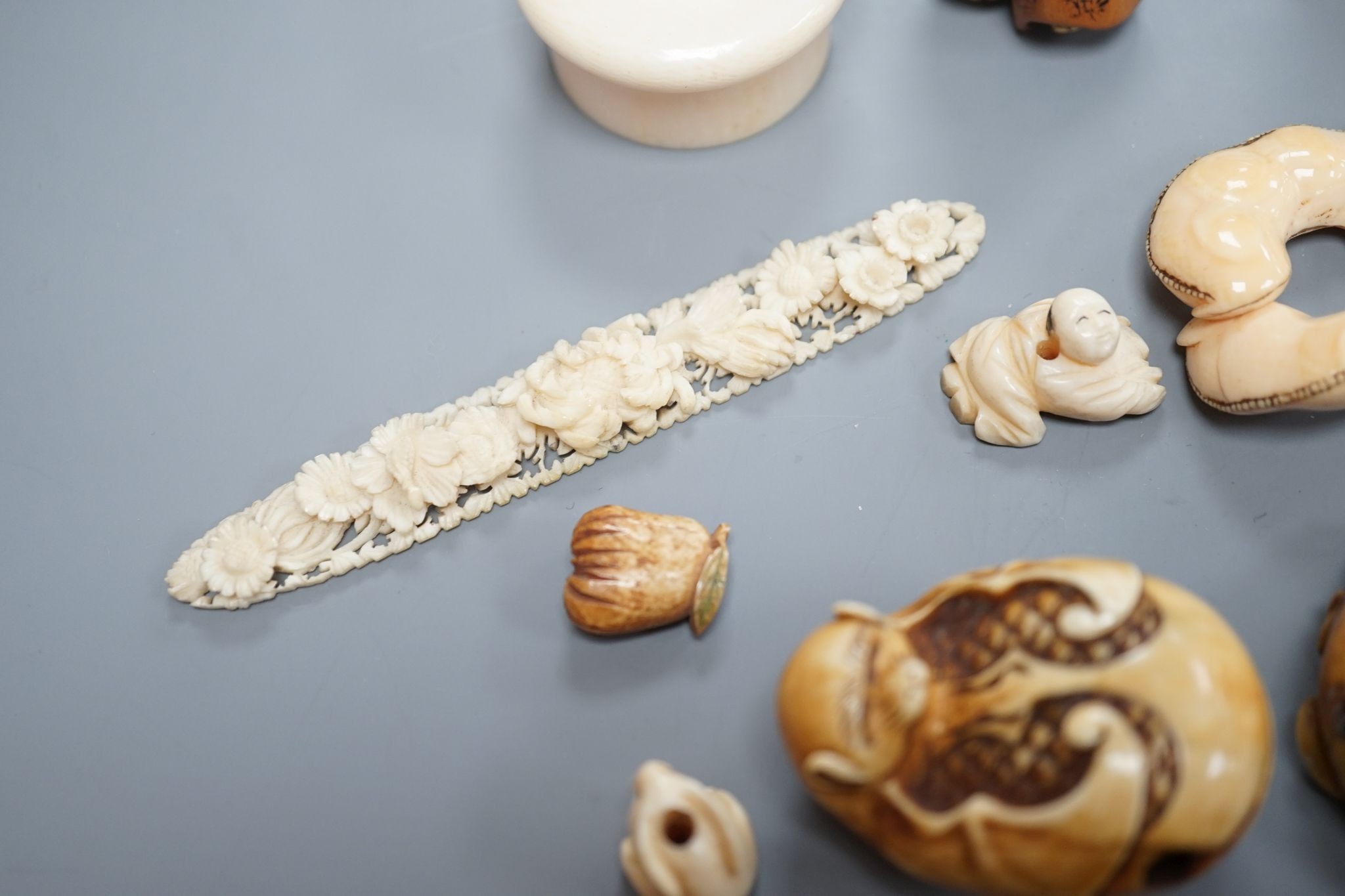 A group of 19th/early 20th century ivory ojime beads and netsuke (14)